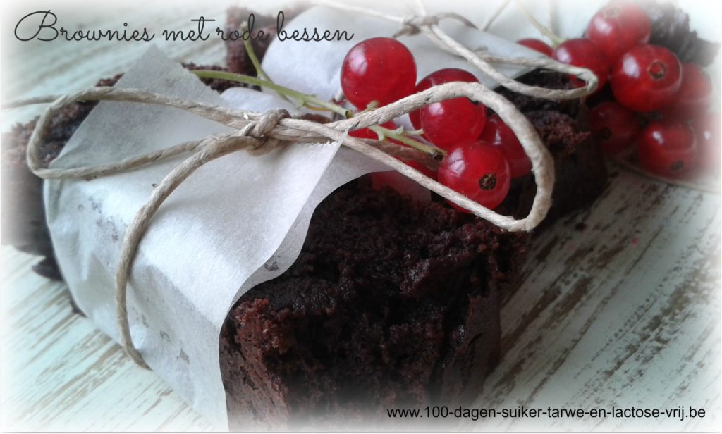 Glutenvrije brownies met rode bessen.