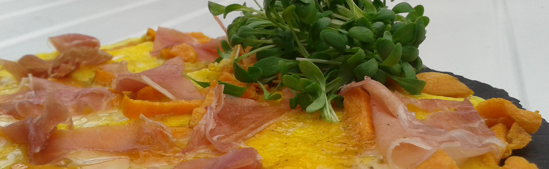 omelet met gedroogde ham en tuinkers